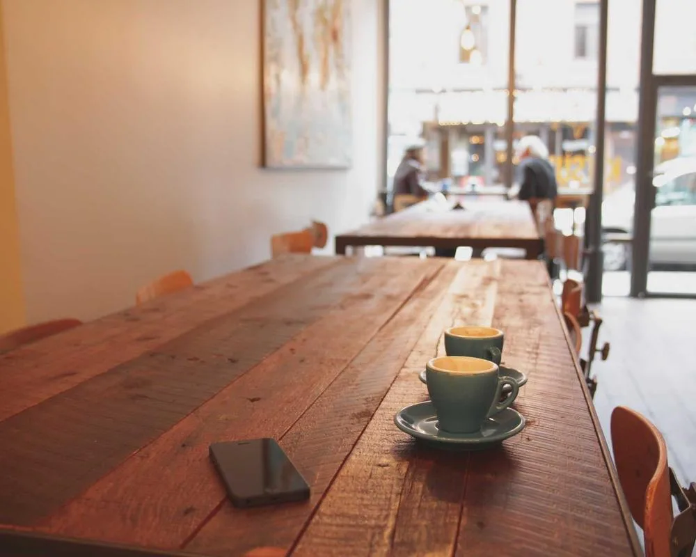 Tazza di caffè su un tavolo – il caffè della Dott.ssa Elisabetta Gennaro